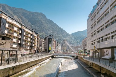 Bir Andorra La Vella, Andorra - 19 Temmuz 2018: Ünlü turistik landmark Pont de Paris Köprüsü ve şehir merkezinde Gran Valira Nehri