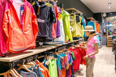 Andorra La Vella, Andorra - 19 Temmuz 2018: ekipman hiking için arayan kadın müşteri