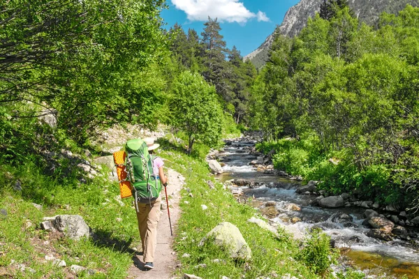 Une Randonneuse Parcourt Une Petite Rivière Pendant Gr11 Randonnée Dans — Photo