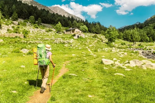 Randonneuse Avec Sac Dos Sur Sentier Montagne Dans Les Pyrénées — Photo