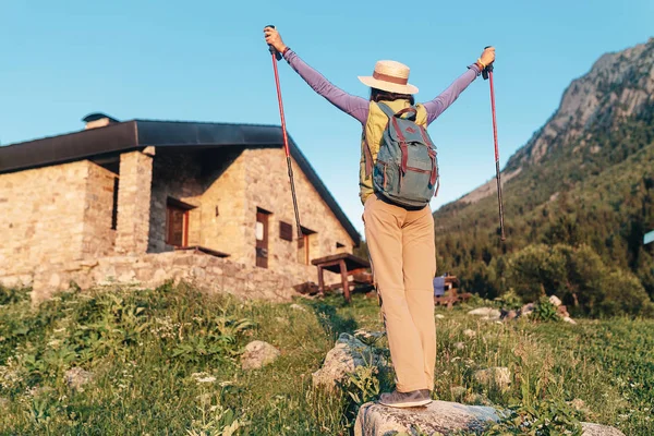 Tânăra Excursionistă Camping Lângă Frumoasa Clădire Piatră Adăpost Din Munții — Fotografie, imagine de stoc