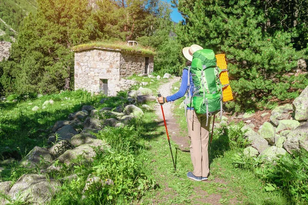 Young Woman Hiker Camping Beautiful Shelter Stone Hut Building Pyrenees — Stock Photo, Image