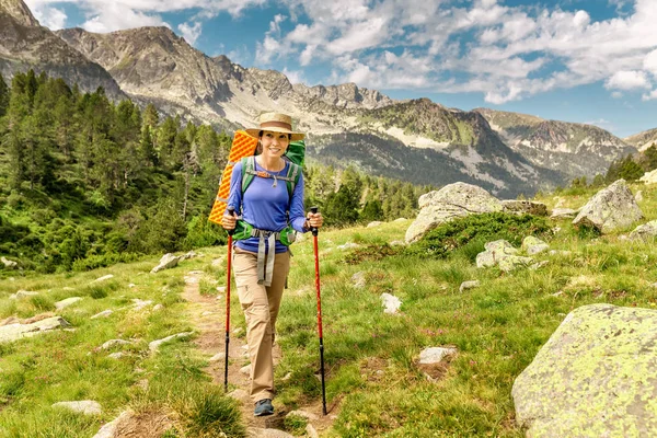 Jeune Femme Randonnée Dans Les Montagnes Avec Sac Dos Des — Photo