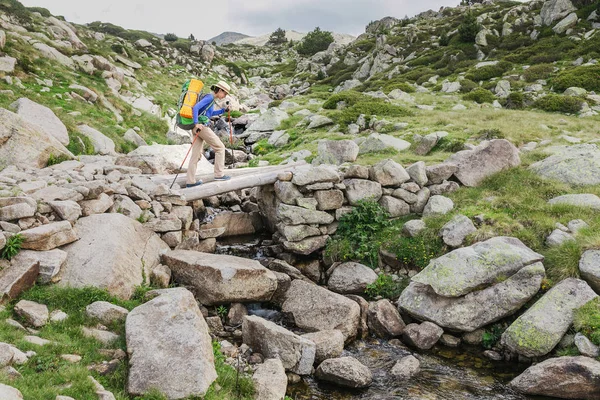 Lenyűgöző Kilátás Pyrenees Táj Andorrában Nőt Természetjáró — Stock Fotó