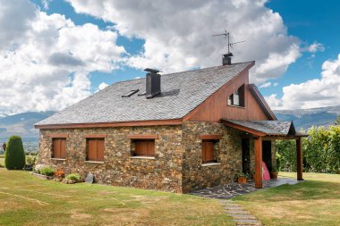 Doğal taş dağlarda yazlık