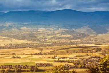 Tarım alanları, köyler ve Puigcerda şehir Pyrenees dağ vadisinde doğal havadan görünümü