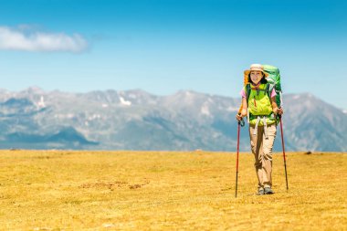 Mutlu kadın sırt çantasında Pirene Dağları yaylaları ile yürüme