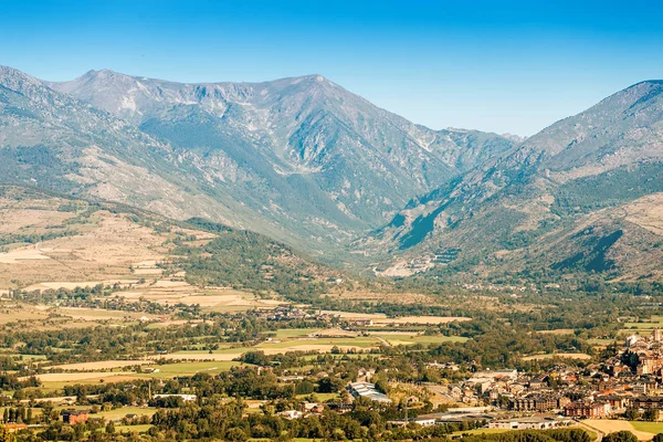 Légi Festői Kilátás Völgybe Pireneusokban Mezőgazdasági Területek Falvak Városi Puigcerda — Stock Fotó