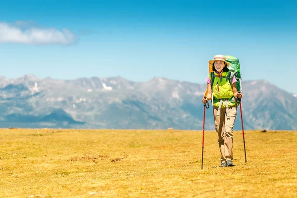 Mulher Feliz Andando Com Mochila Nas Montanhas Dos Pirenéus Highlands — Fotografia de Stock