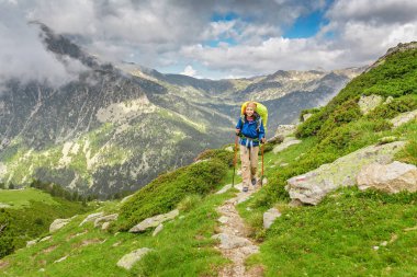 Mutlu kadın uzun yürüyüşe çıkan kimse Pirene Dağları Andorra ve İspanya'da yayılıyor. Nordik yürüyüş, rekreasyon ve Gr11 yol yol yürüyüş