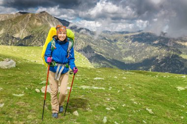 Mutlu kadın uzun yürüyüşe çıkan kimse Pirene Dağları Andorra ve İspanya'da yayılıyor. Nordik yürüyüş, rekreasyon ve Gr11 yol yol yürüyüş