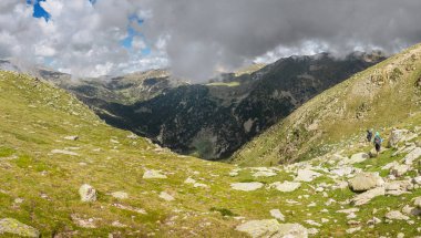 yüksek Aralık Pyrenees dağlarda geçen uzun yürüyüşe çıkan kimse