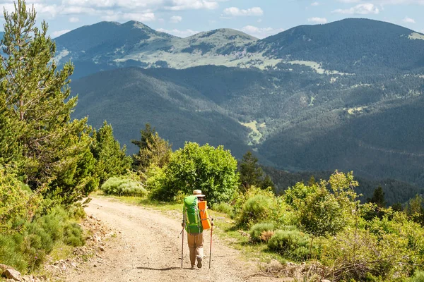 Mujer Feliz Caminando Con Mochila Las Montañas Del Pirineo Highlands — Foto de Stock