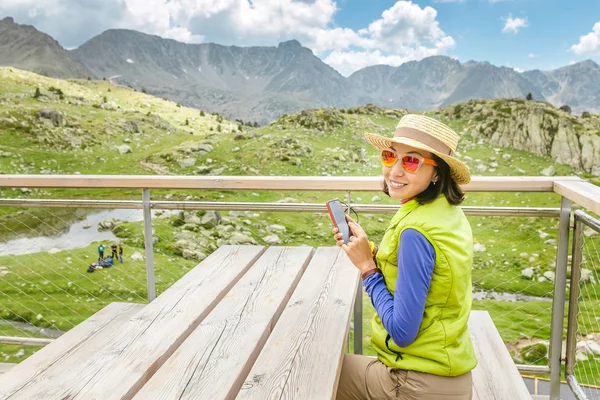 여행자와 카페에서 앉아서 피레네 산맥에서 그녀의 스마트 전화를 — 스톡 사진