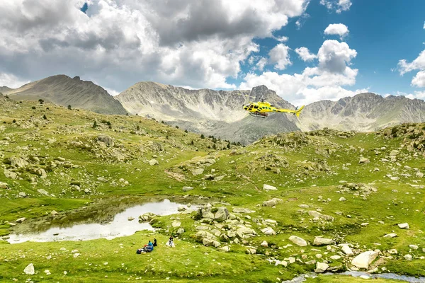 Juli 2018 Andorra Helikopter Vlucht Pyreneeën Bergdal Nood Vervoer Concept — Stockfoto