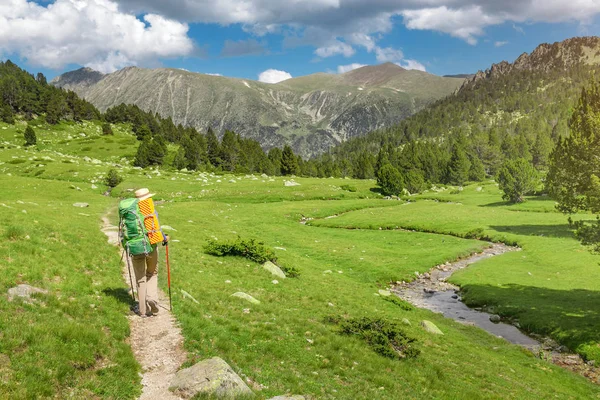 Bir Uzun Yürüyüşe Çıkan Kimse Kadın Gr11 Pyrenees Dağlarda Yürüyüş — Stok fotoğraf