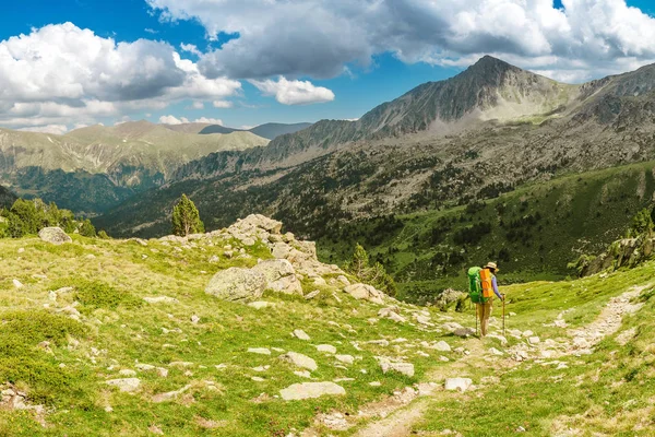 Caminante Mujer Feliz Viaja Pirineos Montañas Andorra España Senderismo Nórdico — Foto de Stock
