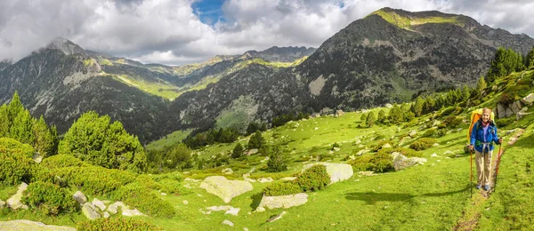 Caminante Mujer Feliz Viaja Pirineos Montañas Andorra España Senderismo Nórdico — Foto de Stock