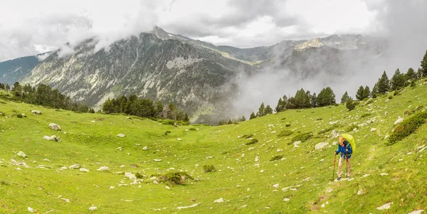 Caminante Mujer Feliz Viaja Pirineos Montañas Andorra España Senderismo Nórdico — Foto de Stock