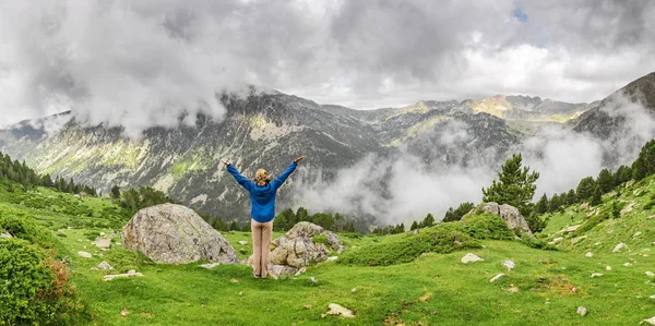 Mutlu kadın uzun yürüyüşe çıkan kimse Pirene Dağları Andorra ve İspanya'da yayılıyor. Nordik yürüyüş, rekreasyon ve Gr11 yol yol yürüyüş
