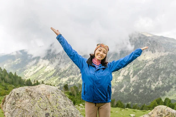 Caminante Mujer Feliz Viaja Pirineos Montañas Andorra España Senderismo Nórdico — Foto de Stock