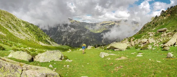 Természetjáró Elhaladó Magas Tartományban Pireneusok — Stock Fotó