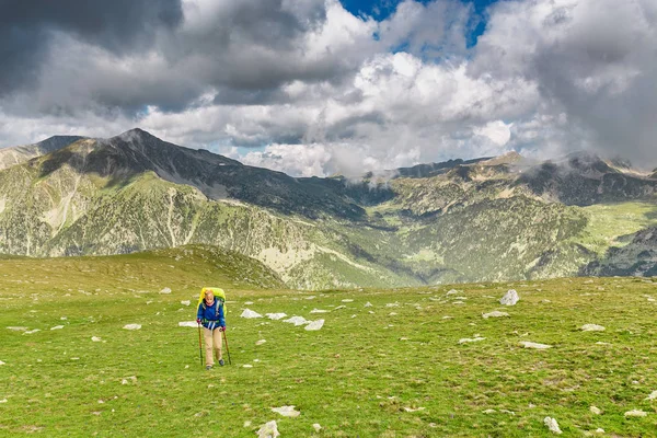Caminante Mujer Feliz Viaja Pirineos Montañas Andorra España Senderismo Nórdico — Foto de Stock