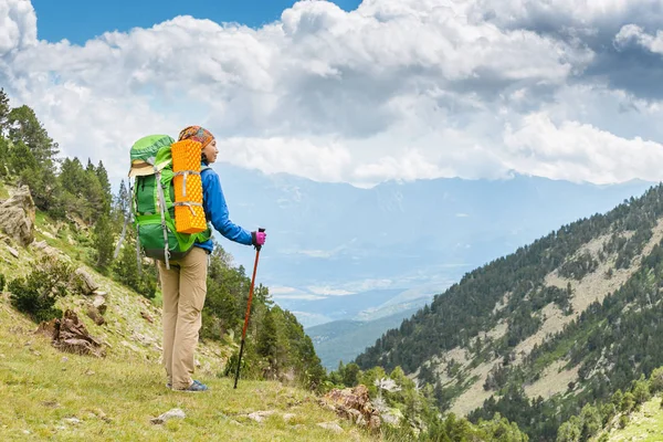 Caminhante Feliz Mulher Viaja Pirenéus Montanhas Andorra Espanha Caminhada Nórdica — Fotografia de Stock