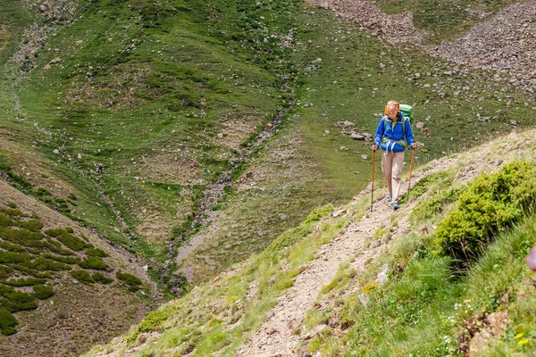 Caminante Mujer Feliz Viaja Pirineos Montañas Andorra España Senderismo Nórdico — Foto de Stock