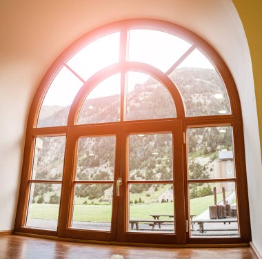 Otel penceresinden görüntülemek için dağ Vadisi