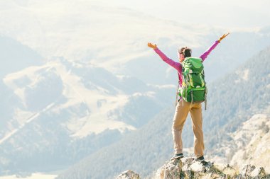 Mutlu kadın sırt çantasında Pirene Dağları yaylaları ile yürüme