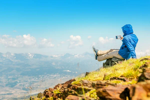 Pendaki Wanita Mengambil Foto Dengan Ponsel Pintarnya Puncak Gunung — Stok Foto