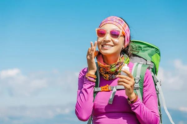 Hiker Woman Applying Sun Cream Protect Her Skin Dangerous Sun — Stock Photo, Image