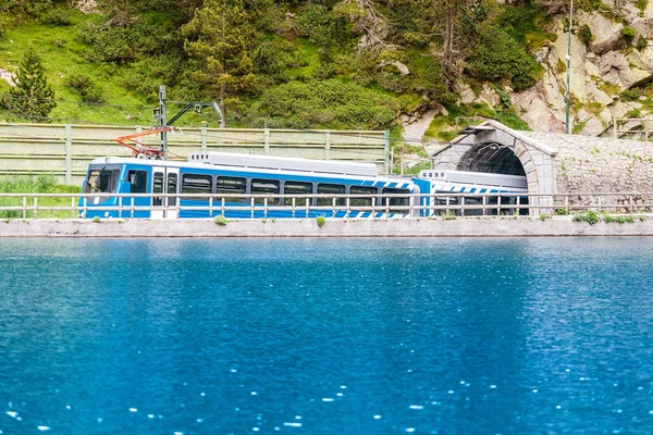 Tren Que Pasa Por Valle Nuria Contra Primer Plano Del — Foto de Stock