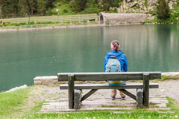 Žena Sedí Lavičce Pokochat Výhledem Krásné Alpské Jezero Údolí Núria — Stock fotografie