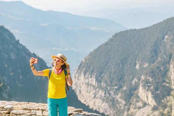 Усміхнене Молода Жінка Бере Selfie Піренеїв Гори — стокове фото