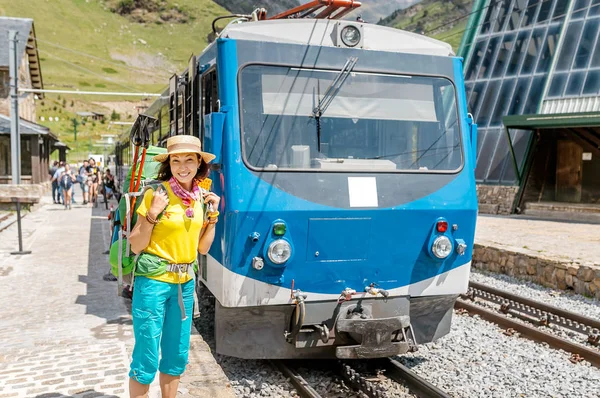 Glücklich Lächelnde Touristin Reist Mit Dem Zug Die Berge — Stockfoto