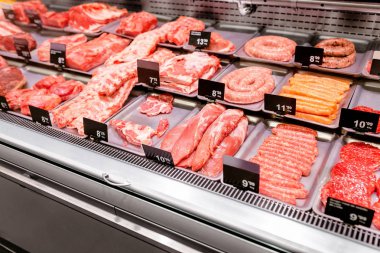 Et sergilenen dükkanı ya da süpermarket çeşitli türlü