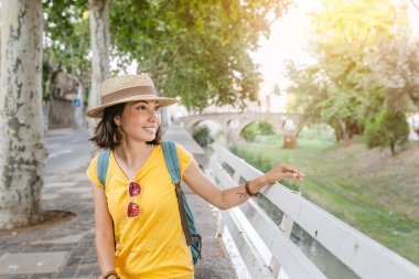 Vic, İspanya bridge yakınındaki yaz parkta oturan turist kadın