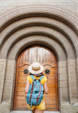 Turist kadının önünde poz bir kapı bir katedral