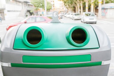 Yeşil çöp geri dönüşüm çöp kutusu konteyner semt İspanya'da cadde üzerinde