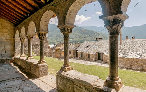 古教堂或修道院在山村 — 图库照片