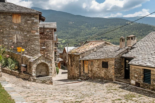 奎拉尔布斯是西班牙比利牛斯的一个古老的高地山村 — 图库照片