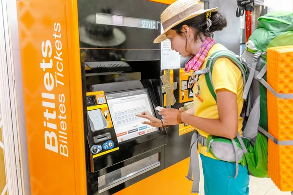 Julio 2018 Queralbs España Hermosa Joven Comprando Entradas Para Transporte —  Fotos de Stock