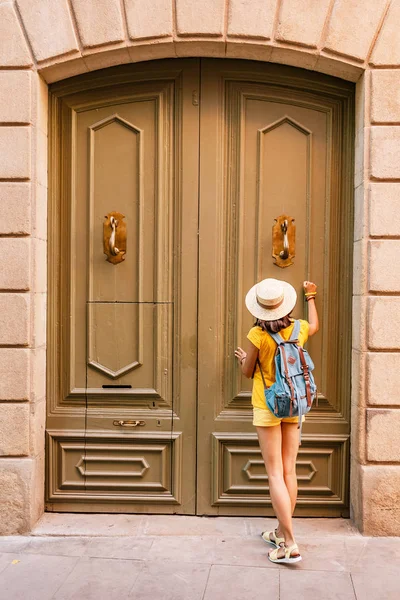 Turist Kadının Önünde Poz Bir Kapı Bir Katedral — Stok fotoğraf