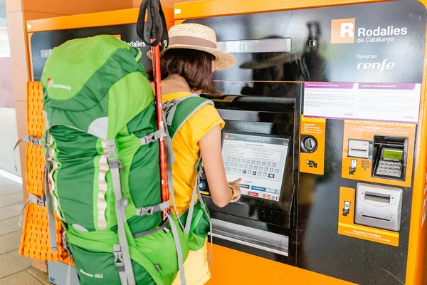 July 2018 Vic Spain Traveler Woman Buying Ticket Publice Transport — Stock Photo, Image