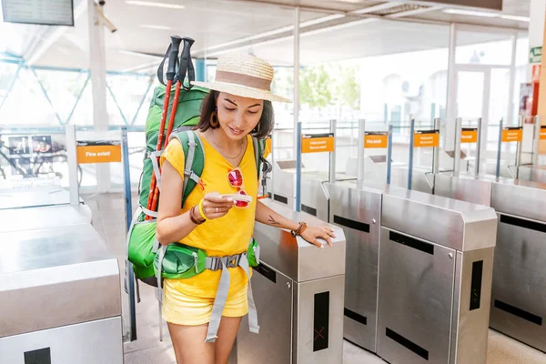 Července 2018 Vic Španělsko Turistické Žena Batohem Ukazující Lístek Vchodu — Stock fotografie