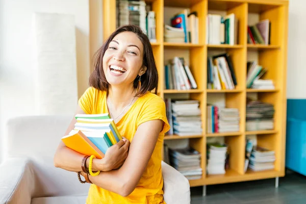 Chica Feliz Estudiante Con Pila Libros Biblioteca Educación Concepto Universitario — Foto de Stock