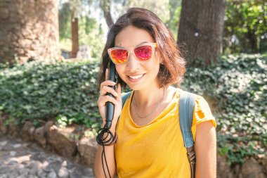 Mutlu Asyalı kadın gezgin dinle için audioguide