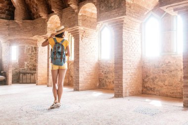 Turist kadın eski kale sırt çantası ile